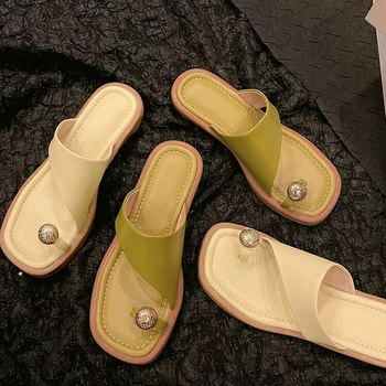 Модные женские уличные тапочки на круглом каблуке смешанного цвета с квадратным носком и металлическими деталями на низком каблуке с мягкой подошвой